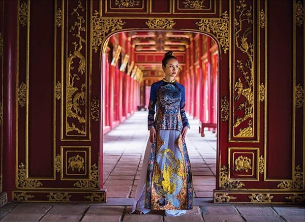 Một mẫu thiết kế áo dài của nhà thiết kế Viết Bảo tại Festival Huế 2019. (Nguồn: baothuathienhue.vn) Áo dài - Di sản văn hóa Việt, niềm tự hào của người Việt Nam ảnh 2