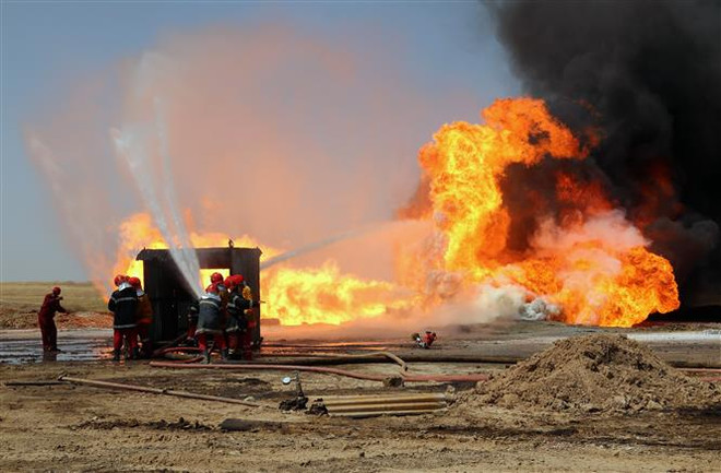 Iraq kiểm soát 2 giếng dầu bị các phần tử khủng bố phóng hỏa ảnh 1