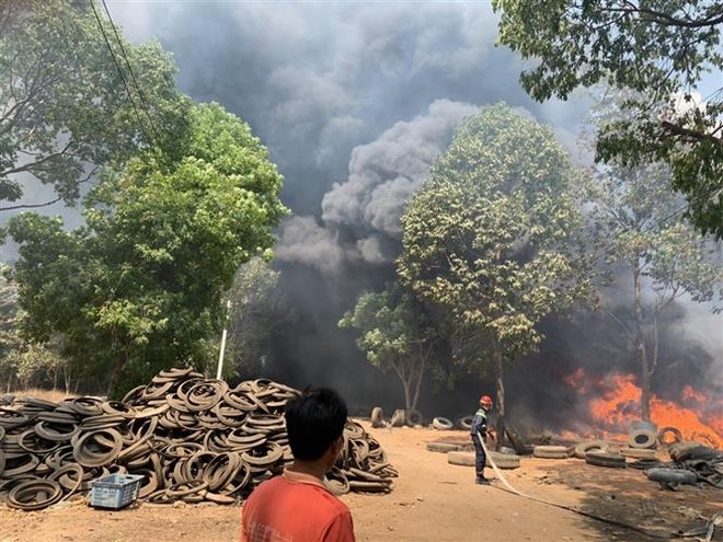 Bình Dương: Cháy ở bãi chứa lốp xe cũ rộng 3.000m2 ảnh 1