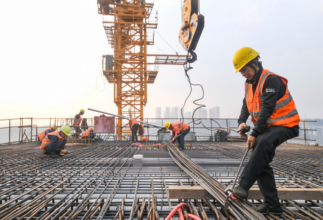 Công nhân làm việc tại công trường xây dựng ở Trùng Khánh, Trung Quốc. (Ảnh: THX/TTXVN) ttxvn_1305_kinh te trung quoc (1).jpg