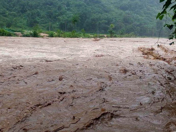 Cứu hộ thành công 11 người dân ở Hòa Bình bị cô lập do lũ ảnh 1