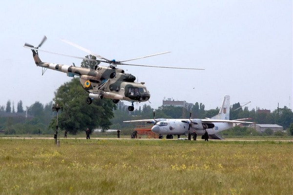 Trực thăng quân sự hạ cánh khẩn cấp tại miền Đông Ukraine ảnh 1