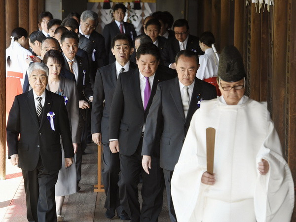 Thủ tướng Nhật Bản gửi đồ lễ tới đền thờ chiến tranh Yasukuni ảnh 1