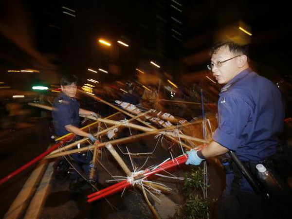 Cảnh sát dỡ bỏ lều bạt của người biểu tình. (Nguồn: Reuters) Cảnh sát Hong Kong bất ngờ giải tán khu biểu tình ở Mong Kok ảnh 1