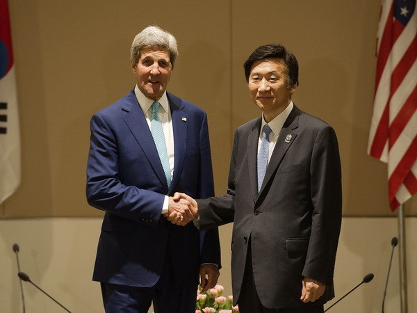Ngoại trưởng Mỹ John Kerry và người đồng nhiệm Hàn Quốc Yun Byung-se trong một cuộc gặp tháng 8/2014. (Nguồn: AFP/TTXVN) Hàn Quốc và Mỹ ấn định thời gian hội đàm an ninh cấp cao 2+2 ảnh 1