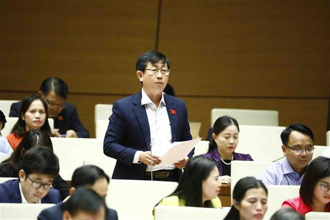 Đại biểu Quốc hội tỉnh Bình Thuận Nguyễn Hữu Thông phát biểu ý kiến. (Ảnh: Minh Đức/TTXVN) Chấn chỉnh tâm lý ngại sai của một bộ phận cán bộ, công chức ảnh 1