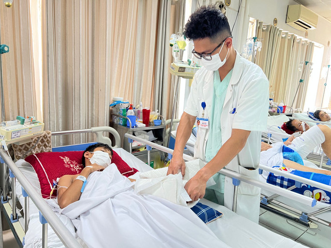 Nối liền bàn tay đứt rời cho cháu bé 13 tuổi bằng kỹ thuật vi phẫu ảnh 1