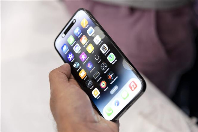 Các ứng dụng trên iPhone. (Ảnh: AFP/TTXVN) Apple cân nhắc việc cài đặt các kho ứng dụng của đối thủ trên iPhone ảnh 1