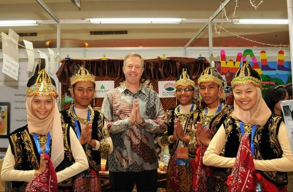 Ông Ted Osius (giữa) trong nhiệm kỳ công tác tại sứ quán Mỹ ở Indonesia. (Ảnh: usembassyjakarta) Ông Ted Osius được đề cử giữ chức Đại sứ Mỹ tại Việt Nam ảnh 1