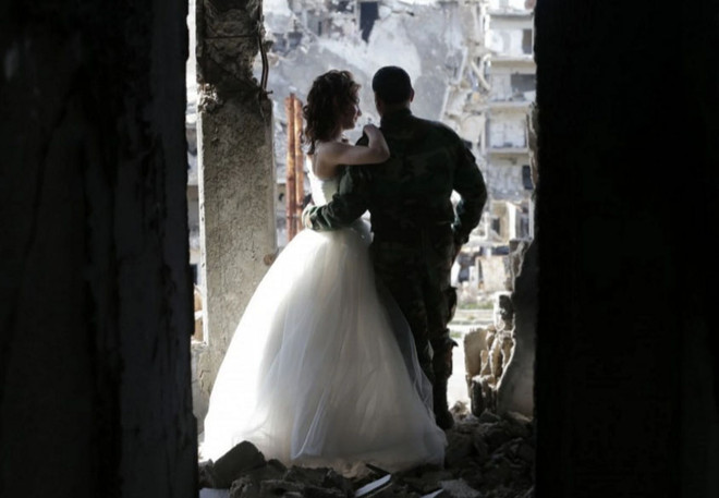 Kinh ngạc những tấm ảnh cưới chụp trong thành phố chết của Syria ảnh 3