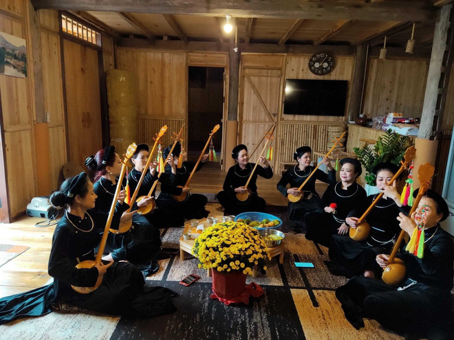 Biểu diễn nghệ thuật dân gian phục vụ du khách tại homestay ở thành phố Cao Bằng. (Ảnh: TTXVN phát) ttxvn_du lich cao bang (2).jpg