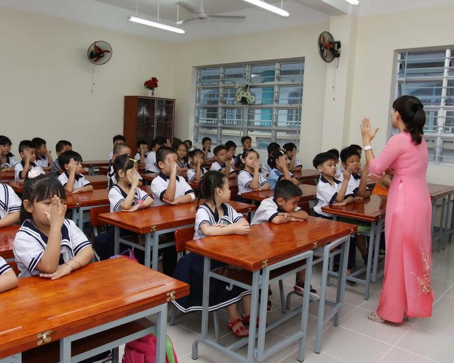 Các em học sinh lớp một, Trường Tiểu học Nguyễn Văn Trỗi, quận Tân Bình, TP.HCM trong ngày tựu trường. (Ảnh: Phương Vy/TTXVN) Đánh giá học sinh bằng nhận xét chính xác, toàn diện và nhân văn hơn ảnh 1