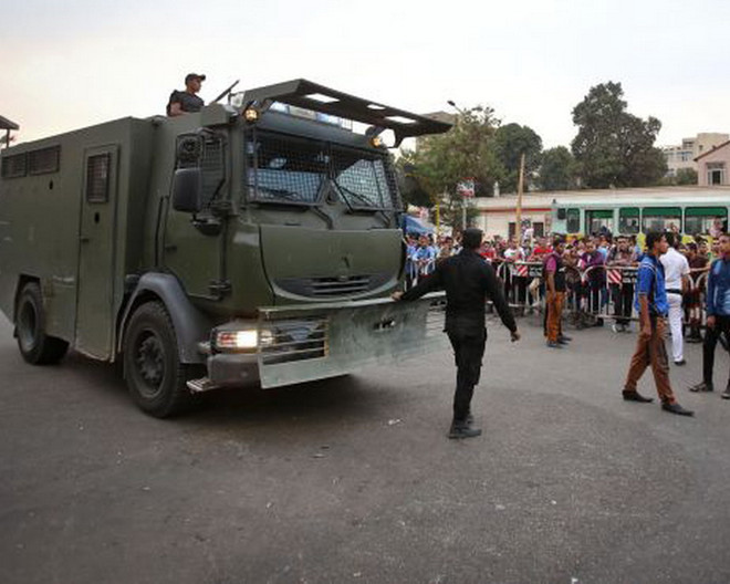 Một chiếc xe tuần tra của quân đội ở gần Đại học Cairo sau khi một quả bom phát nổ bên ngoài cổng trường ngày 22/10. (Nguồn: AFP) Ai Cập: Bom nổ bên ngoài Đại học Cairo, 11 người bị thương ảnh 1