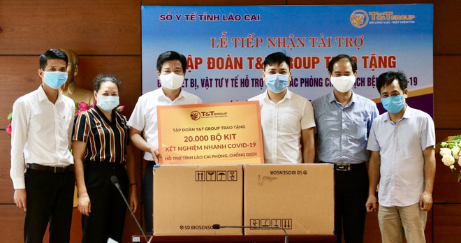 Đại diện Trung tâm kiểm soát bệnh tật tỉnh Lào Cai tiếp nhận 20.000 bộ kit xét nghiệm nhanh COVID-19 do Tập đoàn T&T Group trao tặng. (Nguồn: Tập đoàn T&T Group) T&T Group hỗ trợ trên 180.000 bộ kit xét nghiệm nhanh COVID-19 ảnh 3