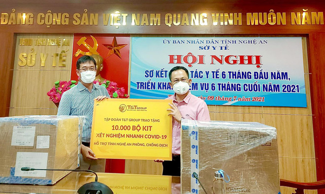 Đại diện Tập đoàn T&T Group trao tặng 10.000 bộ kit xét nghiệm nhanh COVID-19 hỗ trợ tỉnh Nghệ An phòng, chống dịch. (Nguồn: Tập đoàn T&T Group) T&T Group hỗ trợ trên 180.000 bộ kit xét nghiệm nhanh COVID-19 ảnh 2