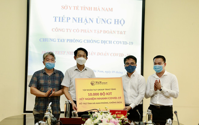 Ông Trần Viết Huệ, Phó Giám đốc Sở Y tế, đại diện Ban Chỉ đạo phòng chống dịch COVID-19 tỉnh Hà Nam, tiếp nhận 10.000 bộ kit xét nghiệm nhanh COVID-19 do Tập đoàn T&T Group trao tặng. (Nguồn: Tập đoàn T&T Group) T&T Group hỗ trợ trên 180.000 bộ kit xét nghiệm nhanh COVID-19 ảnh 1
