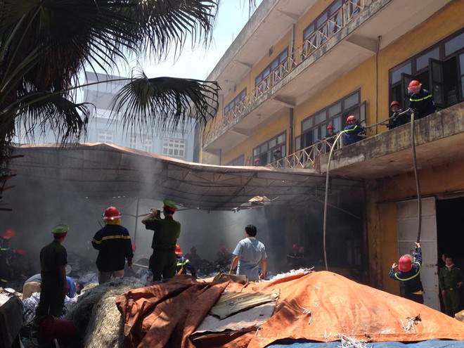 Cháy lớn gần kho xăng trên đường Nguyễn Tuân, quận Thanh Xuân ảnh 3