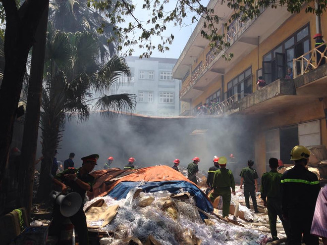 Cháy lớn gần kho xăng trên đường Nguyễn Tuân, quận Thanh Xuân ảnh 2