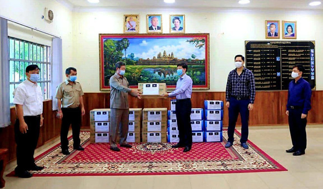 Tổng lãnh sự quán VN tặng vật tư chống dịch cho tỉnh Preah Sihanouk ảnh 1