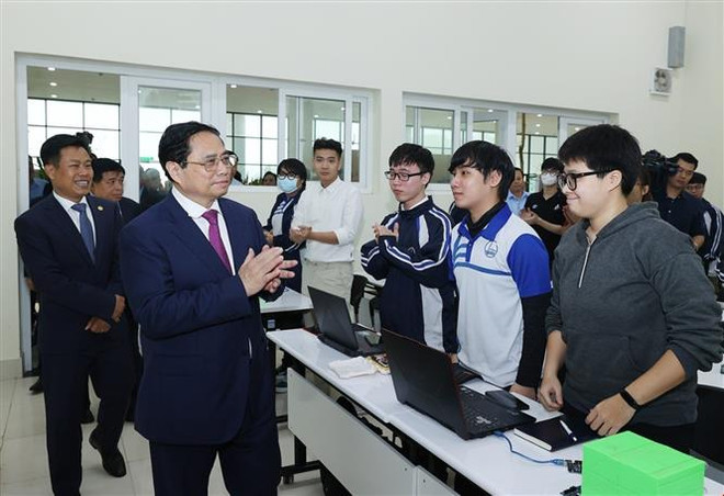 Thủ tướng Phạm Minh Chính với học sinh, sinh viên Đại học Quốc gia Hà Nội cơ sở Hòa Lạc. (Ảnh: Dương GiangTTXVN) Thủ tướng: Giáo dục đào tạo phải gắn với nhiệm vụ phát triển đất nước ảnh 4