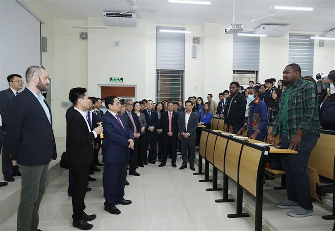 Thủ tướng Phạm Minh Chính thăm Đại học Quốc gia Hà Nội cơ sở Hòa Lạc. (Ảnh: Dương Giang/TTXVN) Thủ tướng: Giáo dục đào tạo phải gắn với nhiệm vụ phát triển đất nước ảnh 3