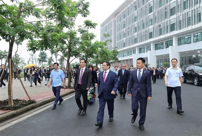 Thủ tướng Phạm Minh Chính thăm Đại học Quốc gia Hà Nội cơ sở Hoà Lạc. (Ảnh: Dương Giang/TTXVN) Thủ tướng: Giáo dục đào tạo phải gắn với nhiệm vụ phát triển đất nước ảnh 5