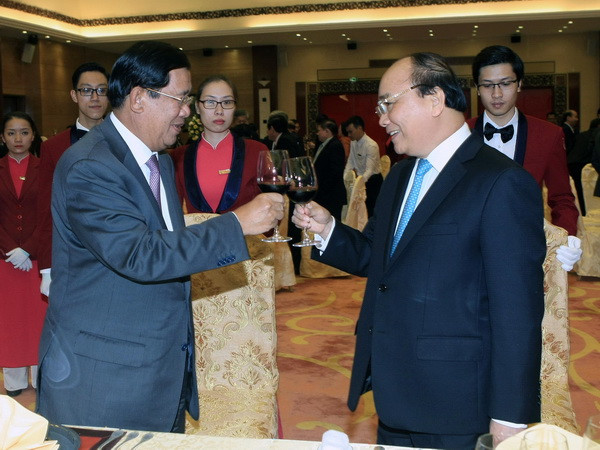 Thủ tướng Nguyễn Xuân Phúc chúc mừng Thủ tướng Vương quốc Campuchia Samdech Akka Moha Sena Padei Techo Hun Sen. (Ảnh: Phạm Kiên/TTXVN) Toàn văn Tuyên bố chung giữa Việt Nam và Vương quốc Campuchia ảnh 1