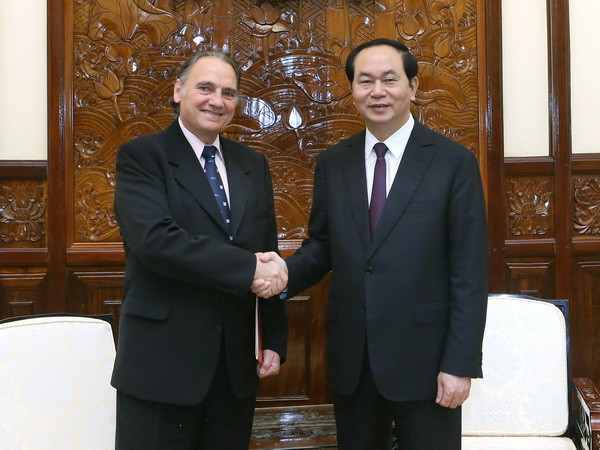 Chủ tịch nước Trần Đại Quang tiếp giáo sư Carlos Alberto Torres, Giám đốc chương trình Giáo dục Công dân toàn cầu của UNESCO và Đại học Califorlia, Hoa Kỳ. (Ảnh: Nhan Sáng/TTXVN) Năm 2019, Việt Nam sẽ có 5 triệu dân đạt chuẩn công dân toàn cầu ảnh 1