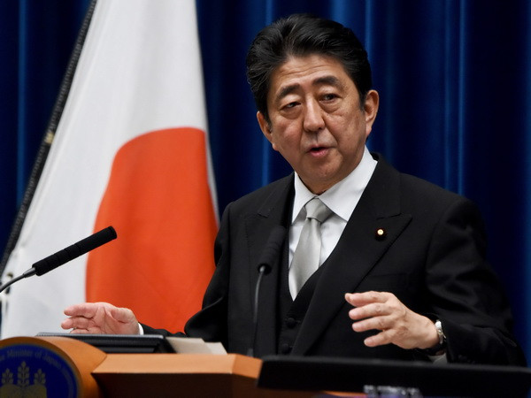 Thủ tướng Nhật Bản Shinzo Abe phát biểu trong cuộc họp báo tại Tokyo. (Nguồn: AFP/TTXVN) Nhật Bản tái khẳng định mong muốn thúc đẩy quan hệ với Hàn Quốc ảnh 1