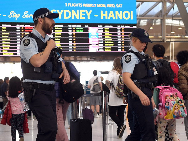 Cảnh sát Australia kiểm tra an ninh tại sân bay Sydney. (Nguồn: AFP/TTXVN) Australia cảnh báo nguy cơ khủng bố cao trong dịp Giáng sinh ảnh 1