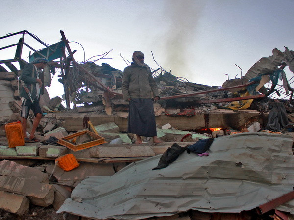 Hiện trường một vụ không kích xuống quận Sahar, tỉnh miền Bắc Saada của Yemen. (Nguồn: AFP/TTXVN) Tổng Thư ký Liên hợp quốc kêu gọi chấm dứt xung đột tại Yemen ảnh 1