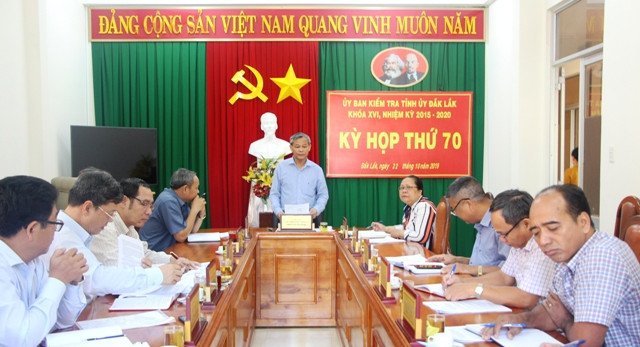 Chủ nhiệm Ủy ban Kiểm tra Tỉnh ủy Phan Xuân Lĩnh phát biểu tại cuộc họp. (Nguồn: daklak.gov.vn) Đắk Lắk: Xem xét, kỷ luật các trường hợp cán bộ vi phạm ảnh 1
