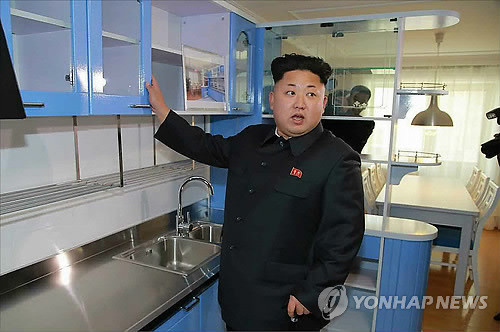 Ông Kim Jong Un thăm căn bếp trong căn hộ dành cho cán bộ trường Đại học Công nghệ Kim Chaek (Nguồn: Yonhap) Nhà lãnh đạo Triều Tiên chống gậy xuất hiện công khai lần thứ 2 ảnh 1