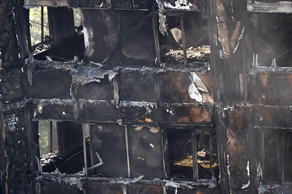 Tòa nhà chung cư Grenfell Tower bị thiêu rụi sau vụ hỏa hoạn. (Nguồn: AFP/TTXVN) Có thể không xác định nhân dạng tất cả nạn nhân vụ cháy chung cư ảnh 1