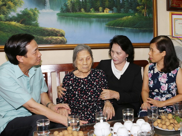 Chủ tịch Quốc hội thăm các gia đình chính sách tại Hà Nội ảnh 1