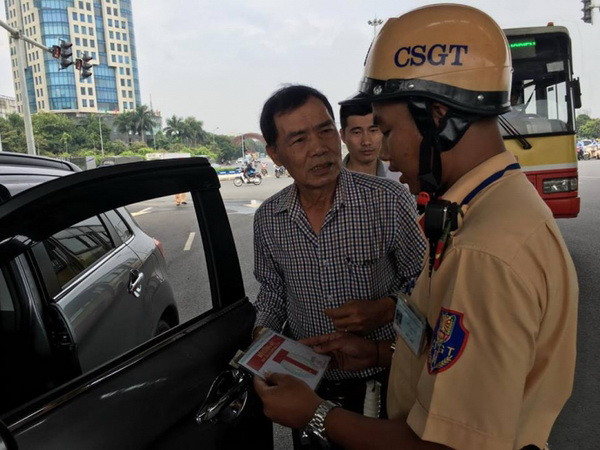 Kiên quyết xử lý ôtô có phù hiệu cơ quan Nhà nước không hợp lý ảnh 1