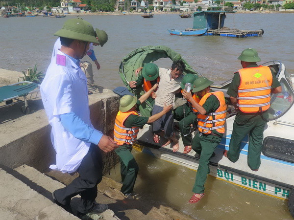 Kịp thời cứu 3 ngư dân ở trên tàu bị sóng to, gió lớn đánh chìm ảnh 1