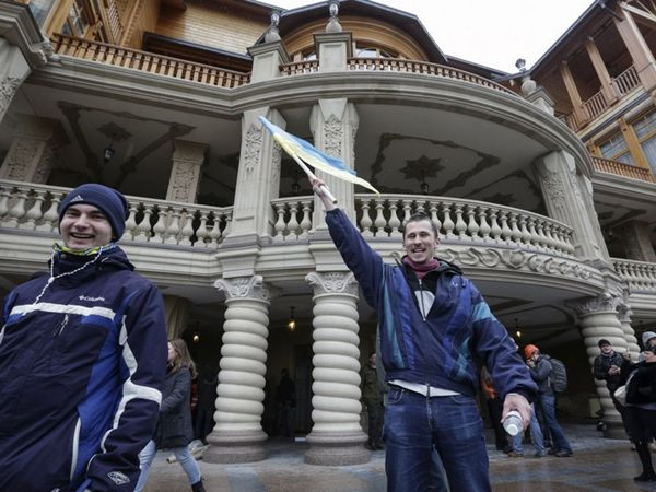 EU nhất trí phong tỏa tài sản của 18 quan chức Ukraine ảnh 1