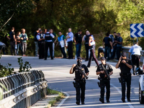 Cảnh sát Tây Ban Nha tiếp tục chiến dịch điều tra sau vụ tấn công ảnh 1