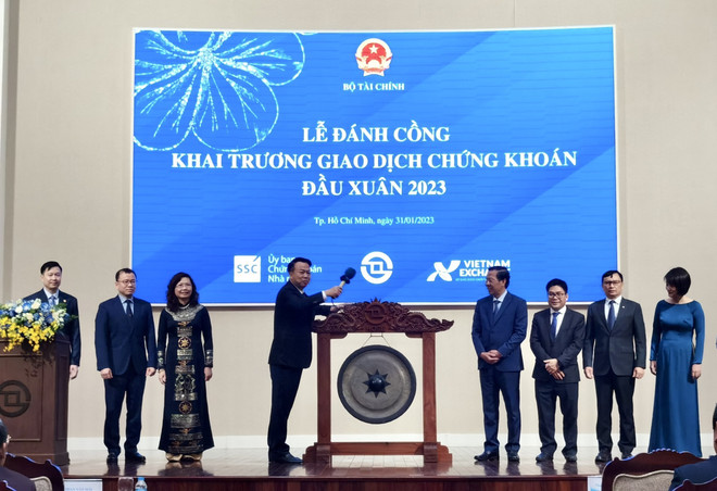 Đánh cồng khai phiên giao dịch chứng khoán đầu Xuân 2023 ảnh 1