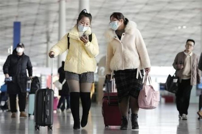 Hành khách tại sân bay ở Bắc Kinh, Trung Quốc. (Ảnh: Kyodo/TTXVN) Trung Quốc yêu cầu bắt buộc xét nghiệm COVID-19 với khách từ Hàn Quốc ảnh 1