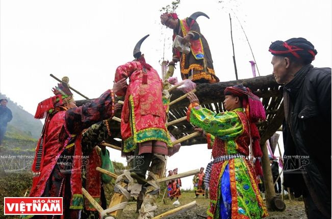 Huyền bí tập tục tưởng nhớ đến tổ tiên và cội nguồn người Dao đỏ ảnh 15