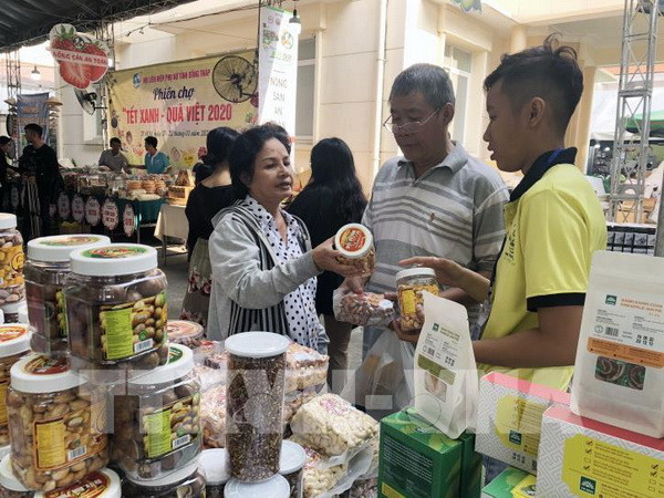 Nhộn nhịp phiên chợ Tết Nhâm Dần 2022 tại Thành phố Hồ Chí Minh ảnh 2