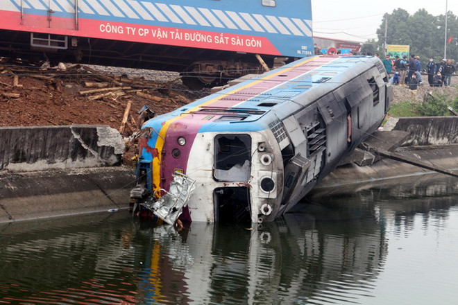 Hà Nam: Va vào xe chở gỗ, tàu hỏa bị lật đầu máy, văng xuống kênh ảnh 1