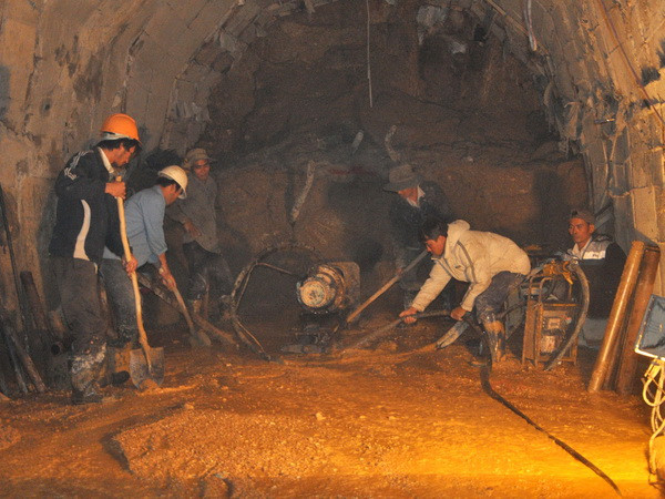 Vụ sập hầm thủy điện: Công tác cứu hộ chạy đua với thời gian ảnh 1