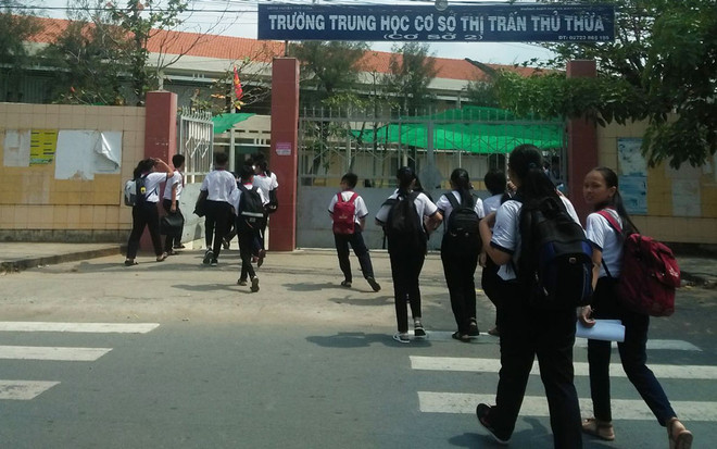 Trường Trung học cơ sở thị trấn Thủ Thừa. (Nguồn: baolongan.vn) Long An: Làm rõ nguyên nhân, xử lý đối tượng vào trường đánh học sinh ảnh 1