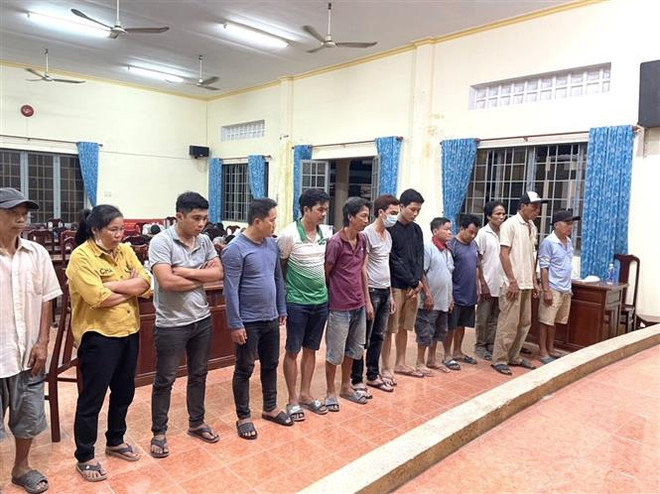 Hàng chục đối tượng tụ tập đá gà ăn tiền bị bắt giữ. (Ảnh: TTXVN phát) Đồng Nai: Triệt phá một tụ điểm đá gà lớn, bắt giữ 14 đối tượng ảnh 1
