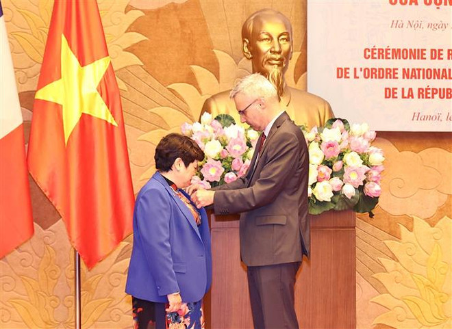 Bà Nguyễn Thúy Anh nhận Huân chương Bắc Đẩu Bội tinh của Pháp ảnh 2