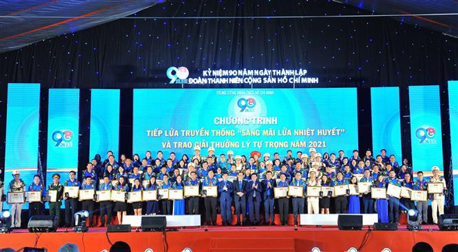 Các cán bộ Đoàn tiêu biểu được trao Giải thưởng Lý Tự Trọng năm 2021. (Ảnh: Minh Đức/TTXVN) Tôn vinh 98 cán bộ Đoàn tiêu biểu nhận Giải thưởng Lý Tự Trọng 2021 ảnh 1