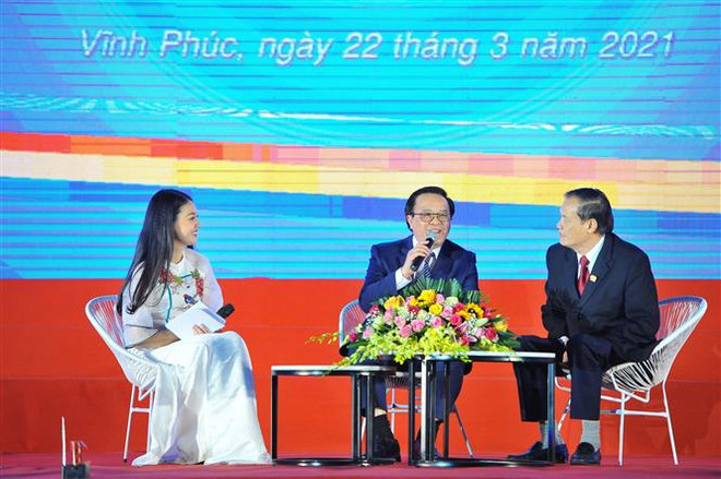 Ông Hoàng Bình Quân (giữa), nguyên Trưởng Ban Đối ngoại Trung ương, nguyên Bí thư thứ nhất Trung ương Đoàn và ông Trần Đình Đàn (phải), nguyên Ủy viên Ban Chấp hành Trung ương Đảng, nguyên Ủy viên Uỷ ban Thường vụ Quốc hội, Chủ nhiệm Văn phòng Quốc hội, nguyên Bí thư Tỉnh đoàn Hà Tĩnh giao lưu tại buổi lễ. (Ảnh: Minh Đức/TTXVN) Tôn vinh 98 cán bộ Đoàn tiêu biểu nhận Giải thưởng Lý Tự Trọng 2021 ảnh 3